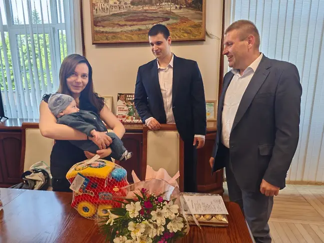 Християн, първото бебе на Плевен за 2024-а година и семейството му гостуваха на кмета д-р Валентин Христов  
