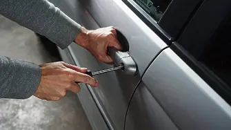 Рецидивист счупи стъкло на автомобил, за да го ограби