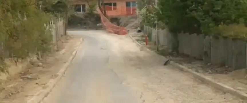 Улици във варненска местност са затрупани със строителни материали