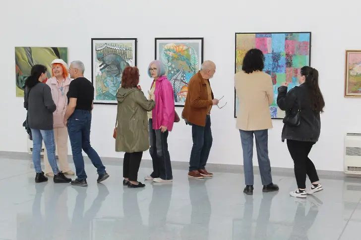 80 автори от ДПХ се представят в пролетната изложба “Цветове” в  Градската галерия