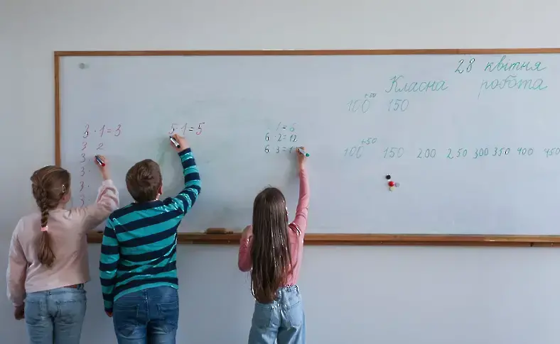 Правителството в Полша забрани домашните за най-малките ученици