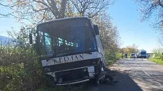 Млада жена загина при катастрофа с автобус край Карлово