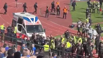 Напрежение и грозни сцени между полиция и фенове по време на дербито Левски – ЦСКА