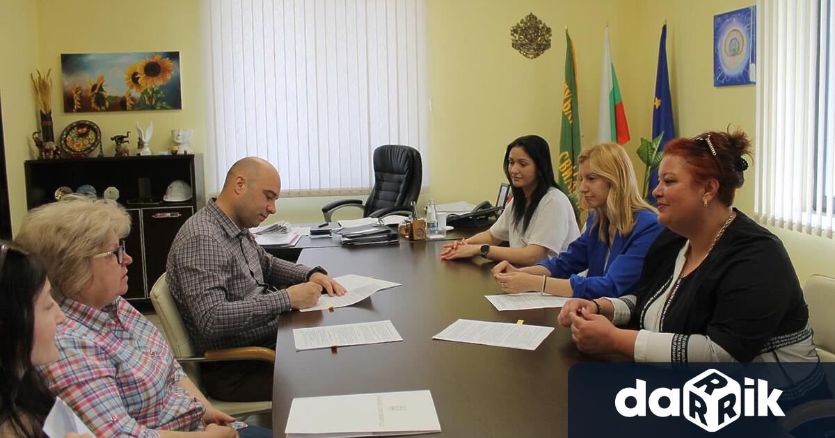 Кметът на Свиленград арх Анастас Карчев подписа и връчи договорите