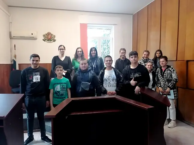 В Районен съд – Враца ученици се състезаваха със знания от Конституцията на Република България