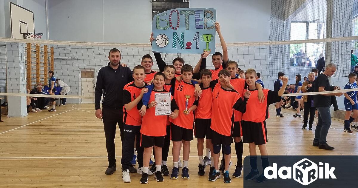 Отборът на СУ Христо Ботев гр Нова Загора по волейбол