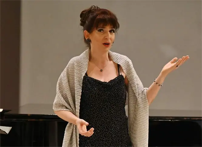 Сопраното Анна Карадимитрова за премиерата на „Чувствам се красива“ на русенска сцена