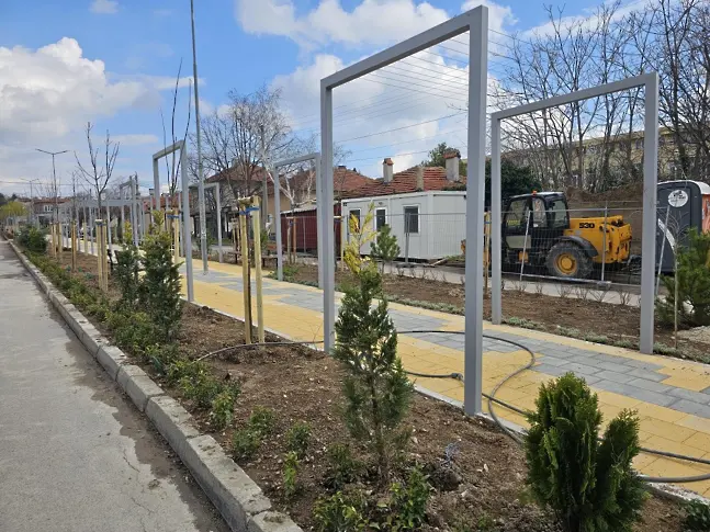Изграждат поливната система на “Алеята на розите“, зеленият коридор между парковете в Сливен