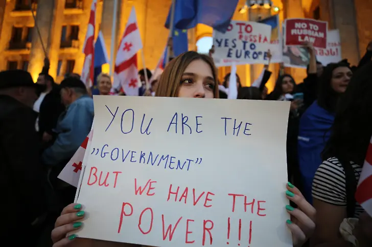 Хиляди на протест в Грузия срещу спорен закон за чуждестранните организации