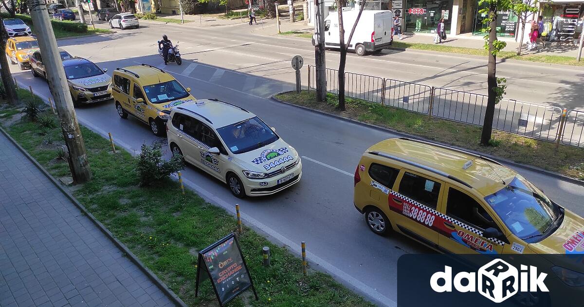 Десетки таксиметрови шофьори от Варна протестираха с искане за увеличаване