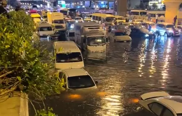 Властите в ОАЕ все още разчистват след опустошителните наводнения (видео)
