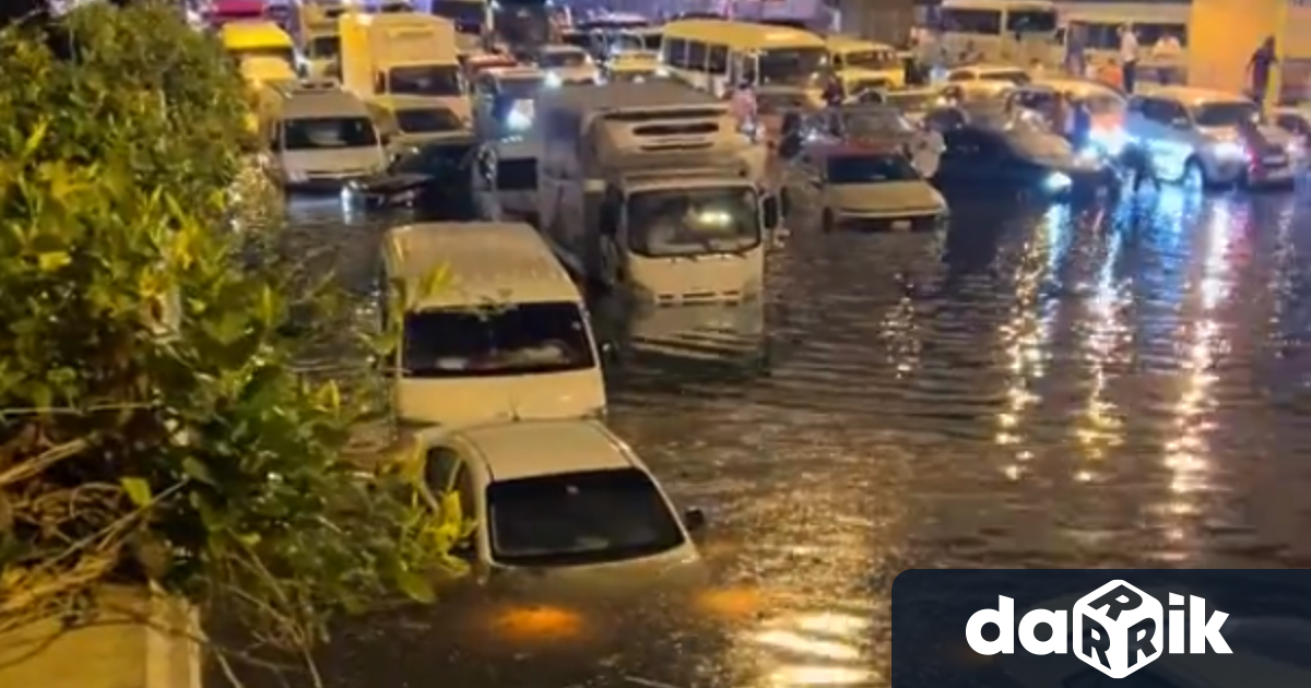 ОАЕ регистрираха най-проливните дъждове в своята история. Властите все още
