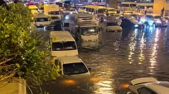 Властите в ОАЕ все още разчистват след опустошителните наводнения (видео)