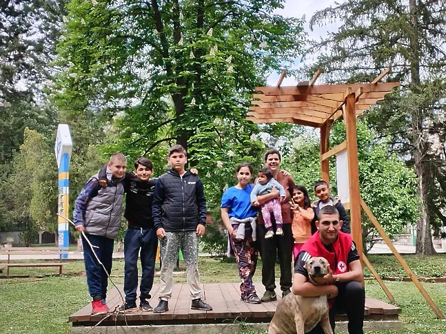 Младите червенокръстци от Ловеч и Троян проведоха акции по повод деня на Земята