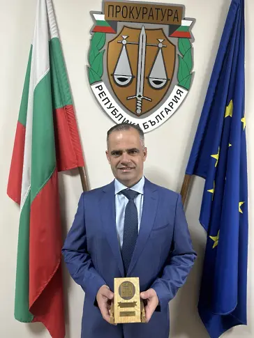 Заместник - административният ръководител в ОП Плевен Николай Пачевски с награда от Съюза на юристите