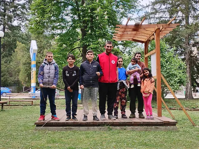 Младите червенокръстци от Ловеч и Троян проведоха акции по повод деня на Земята