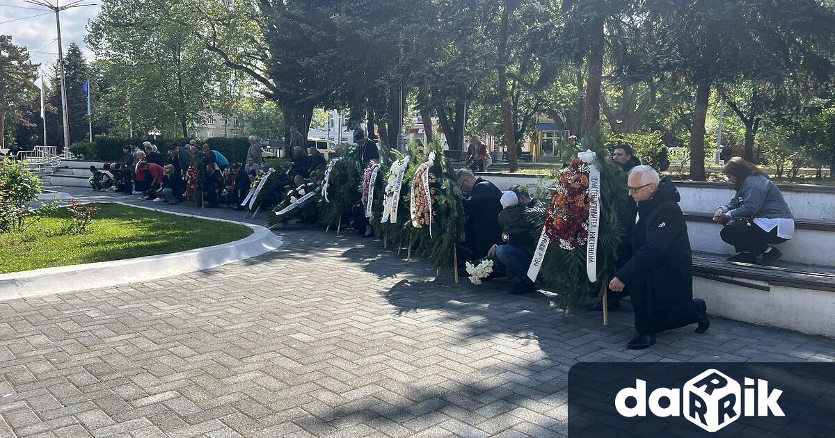 С едноминутно мълчание събралите се на паметника Булаир Кюстендил почетоха