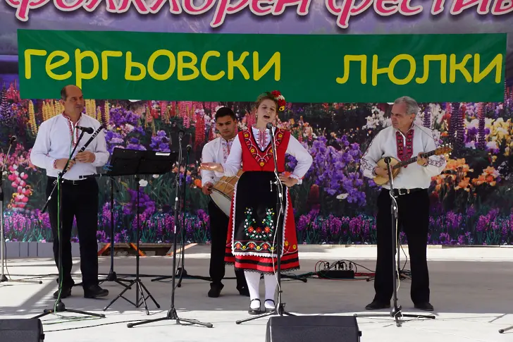 111 състава с 800 участници във Фолклорен фестивал „Гергьовски люлки” на 1 май в Левски 