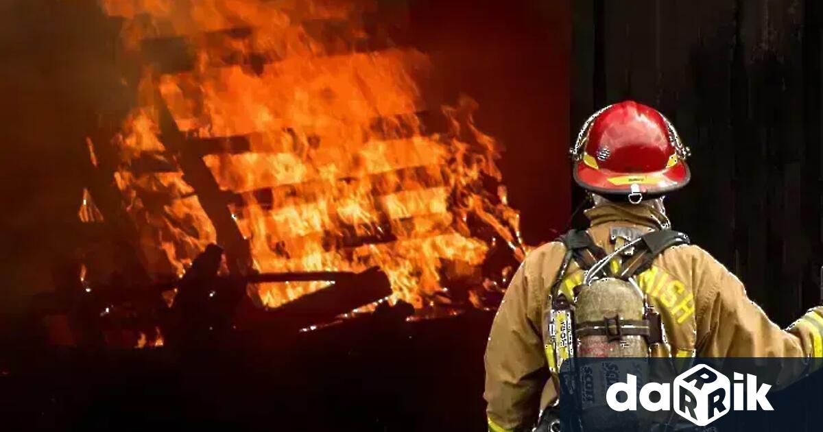 Мъж е с опасност за живота след пожар във ведомствено