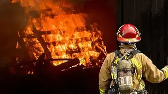 Голям пожар в общежитие във Варна, мъж е с опасност за живота