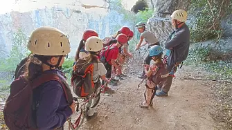 Деца от Плевен изживяха пролетно приключение по скали и пещери в образователен лагер  