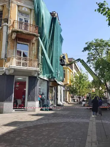 След пореден сигнал за падащи отломки: Обезопасиха старото кметство в Пазарджик 