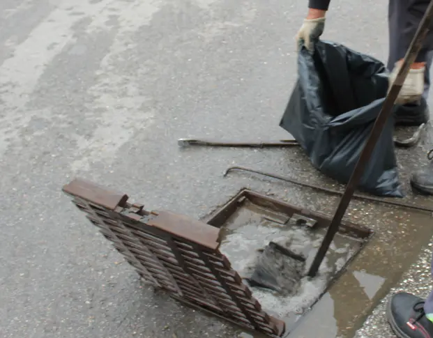 Заради очаквани обилни валежи:  Извънредно чистят дъждоприемните шахти в Пловдив