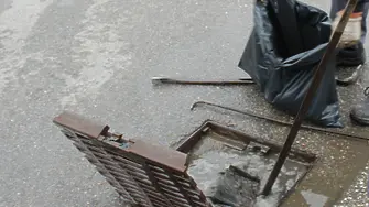 Заради очаквани обилни валежи:  Извънредно чистят дъждоприемните шахти в Пловдив