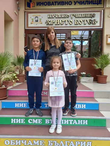 Медали за ученици от НУ Христо Ботев от Детско-юношески конкурс Фолклорни приумици