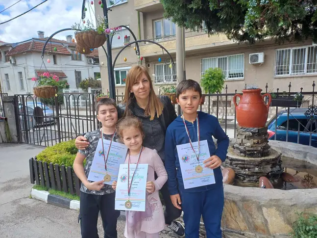 Медали за ученици от НУ Христо Ботев от Детско-юношески конкурс Фолклорни приумици