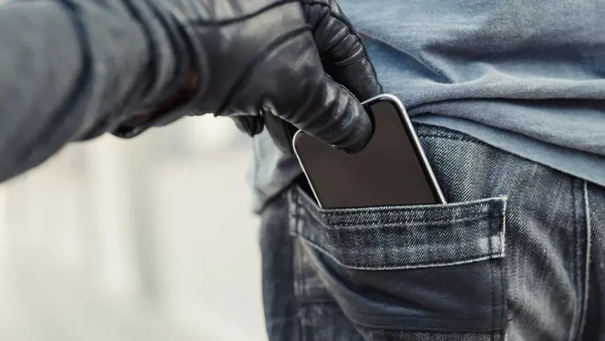 Полицията намери откраднат телефон и го върна на притежателя му