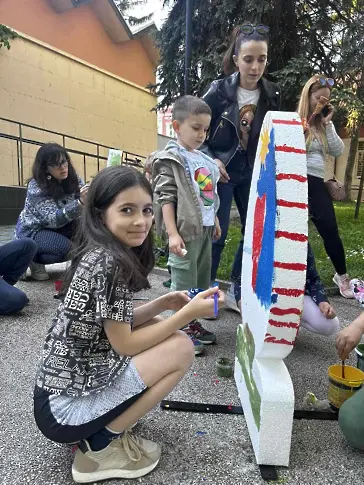 Деца рисуват великденски яйца в работилници на открито в Плевен 