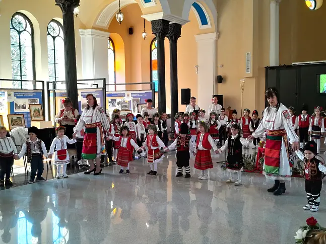 90 деца пресъздадоха  обичая Лазаровден в център 