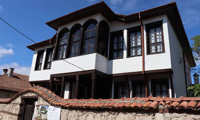 С камбанен звън откриха ремонтираната Шишманова къща в Хасково