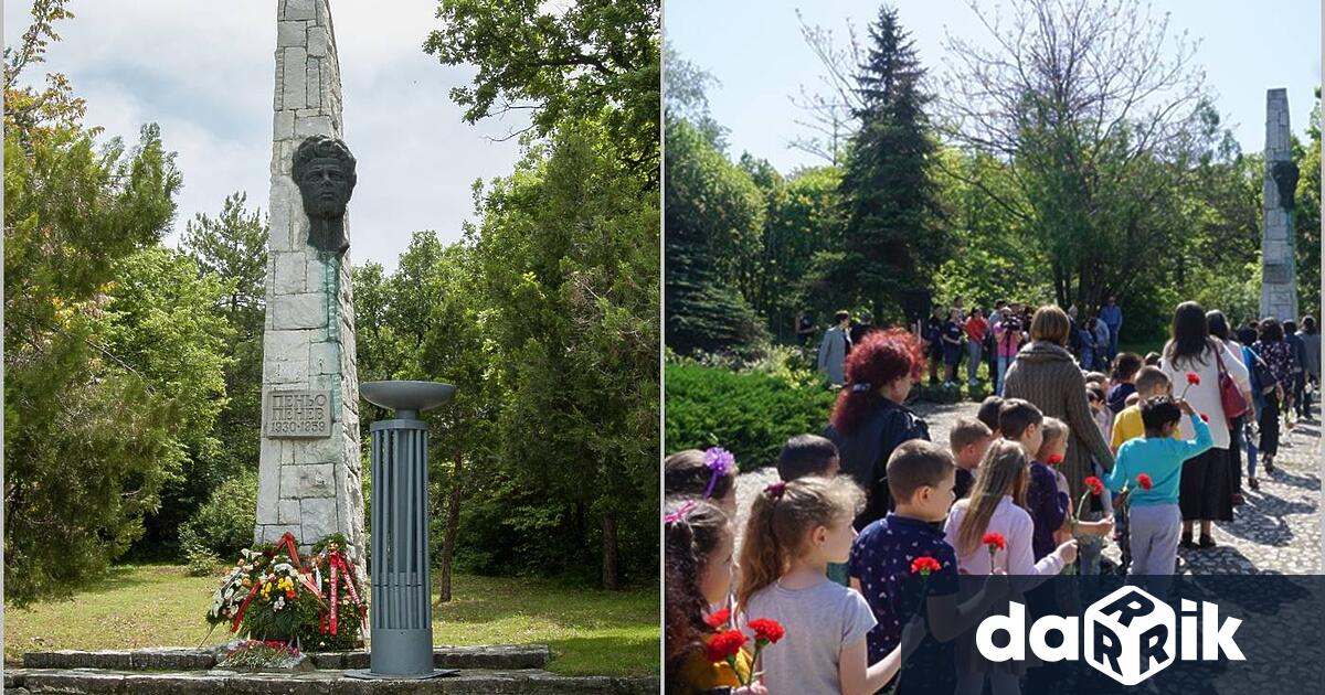Димитровград се преклони днес пред паметта на поета- духовна емблема