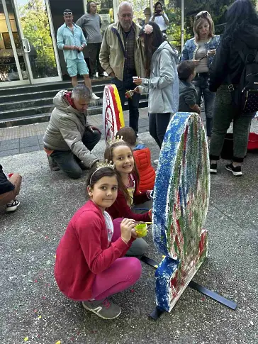 Деца рисуват великденски яйца в работилници на открито в Плевен 