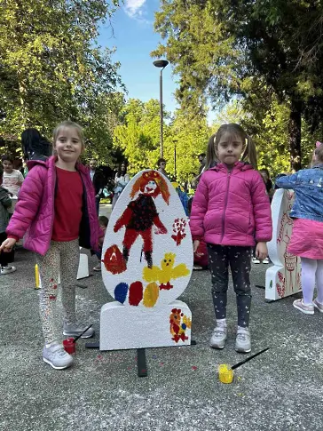 Деца рисуват великденски яйца в работилници на открито в Плевен 