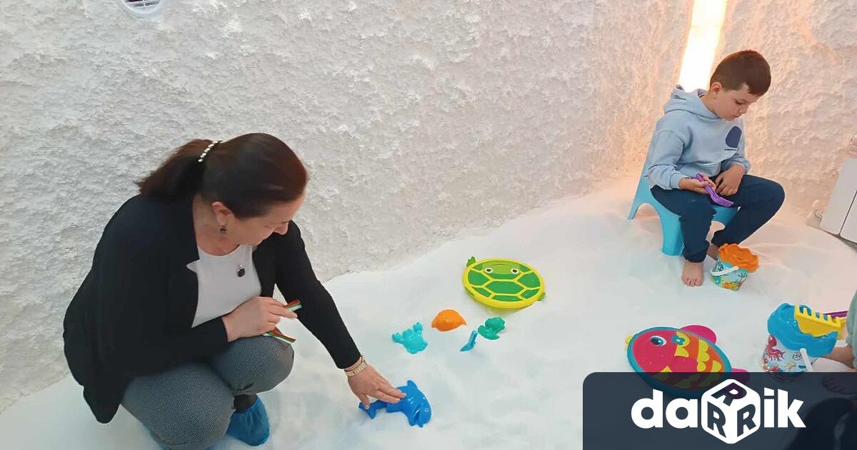 Заместник кметът Петя Долапчиева откри новата солна стая в детска