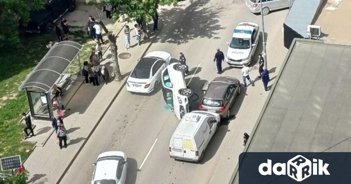 Кола се обърна по таван в пловдивския квартал Кючук Париж Инцидентът