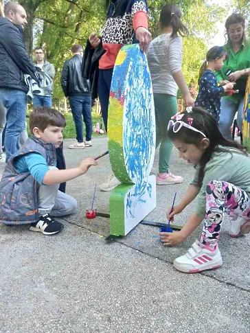 Деца рисуват великденски яйца в работилници на открито в Плевен 