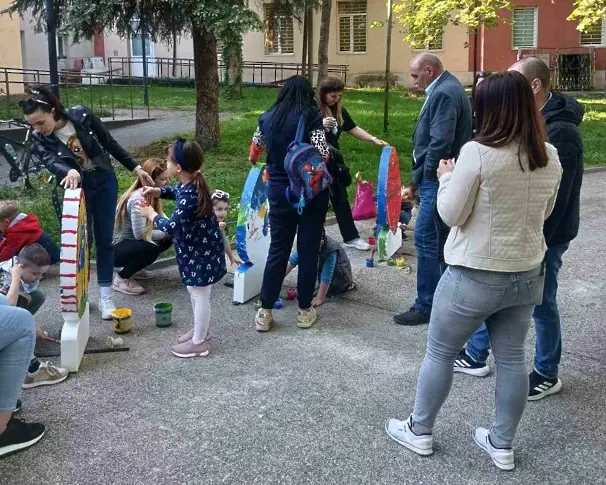 Деца рисуват великденски яйца в работилници на открито в Плевен 