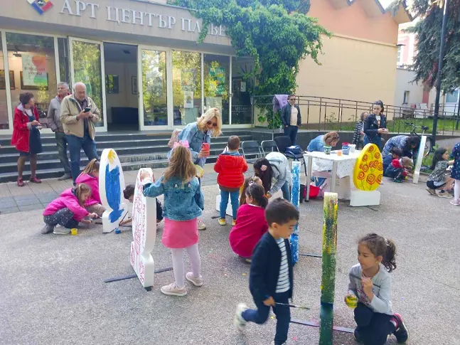 Деца рисуват великденски яйца в работилници на открито в Плевен 