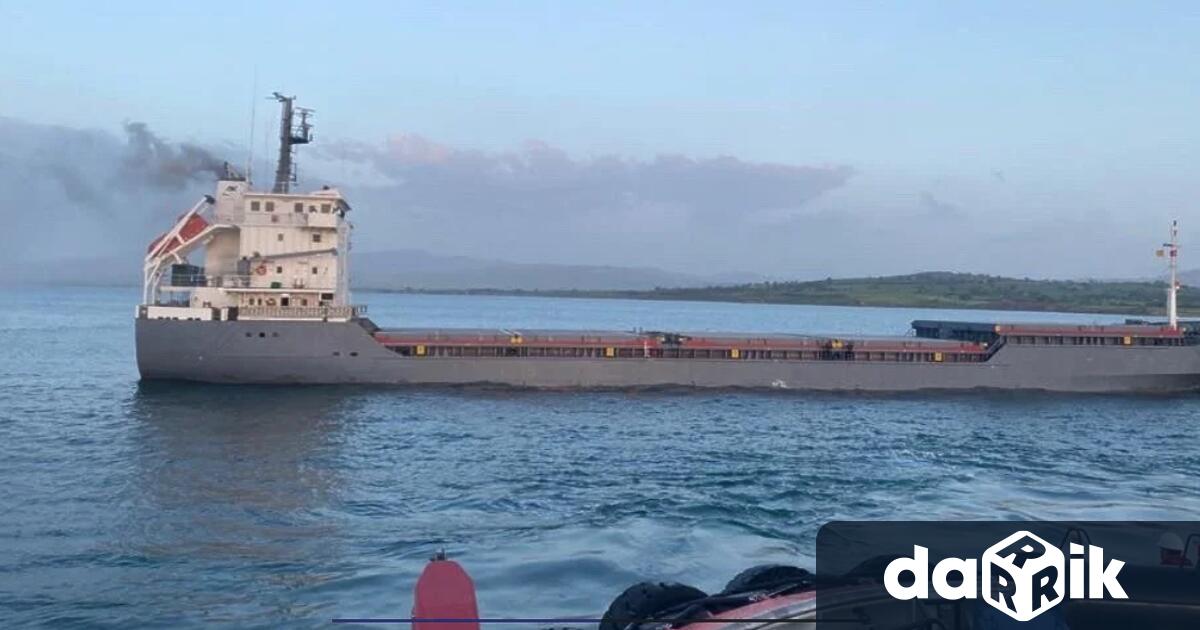 Пожарна кораб пътуващ към Варна временно блокира движението на плавателни