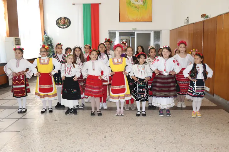 Лазарки пяха, играха и благославяха за здраве и берекет  стопаните на Община Левски