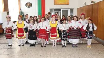 Лазарки пяха, играха и благославяха за здраве и берекет  стопаните на Община Левски
