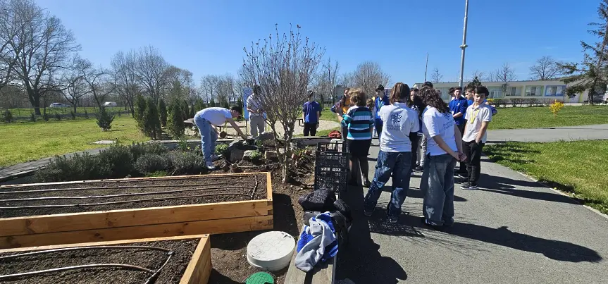 Изграждане на градина по принципите на пермакултурите в ПГКПИ