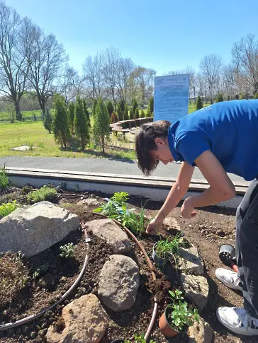 Изграждане на градина по принципите на пермакултурите в ПГКПИ