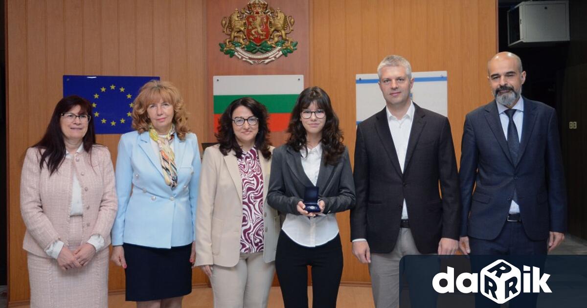 Изявени варненски ученици бяха наградени от кмета на Варна Благомир
