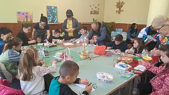 Децата от с. Коиловци спазиха традицията и боядисаха първи яйчица