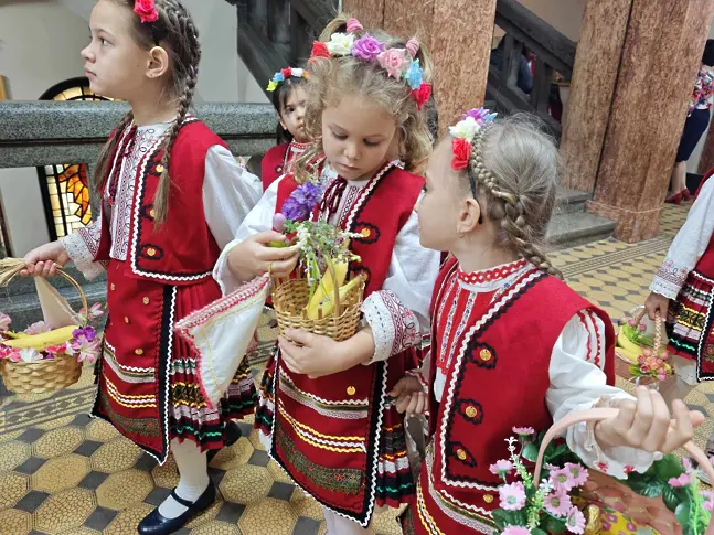 Лазарки пяха и танцуваха за здраве в Община Плевен